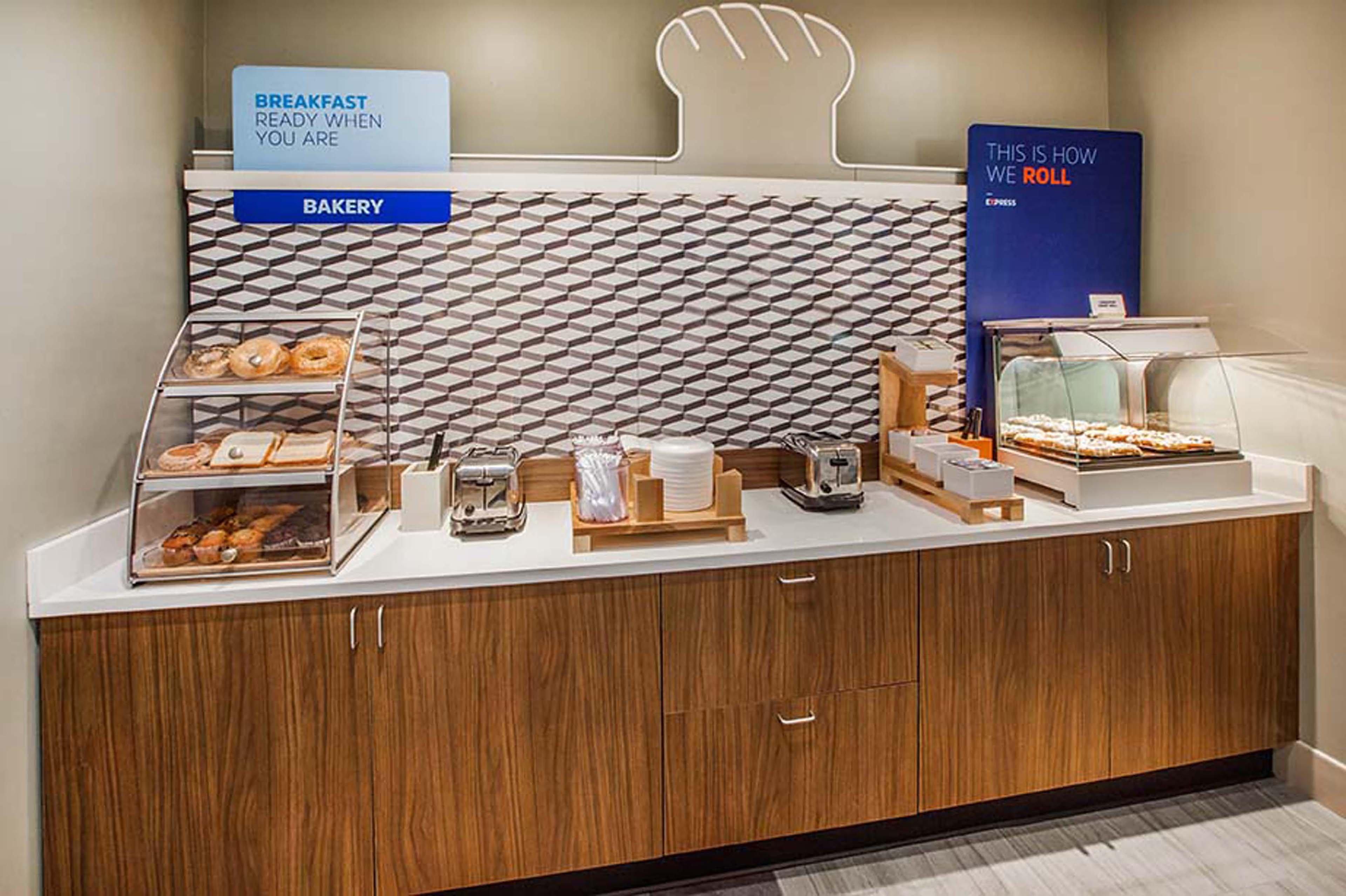 Holiday Inn Express & Suites West Long Branch - Eatontown By Ihg Exteriér fotografie